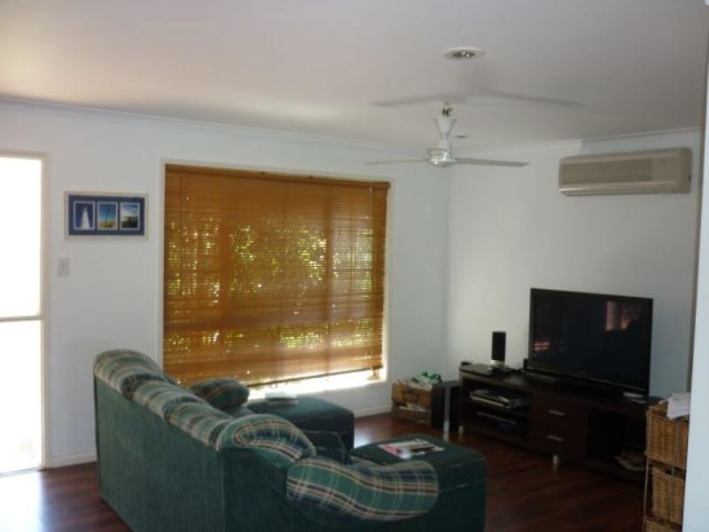 8 Howlett Street, Urangan QLD 4655