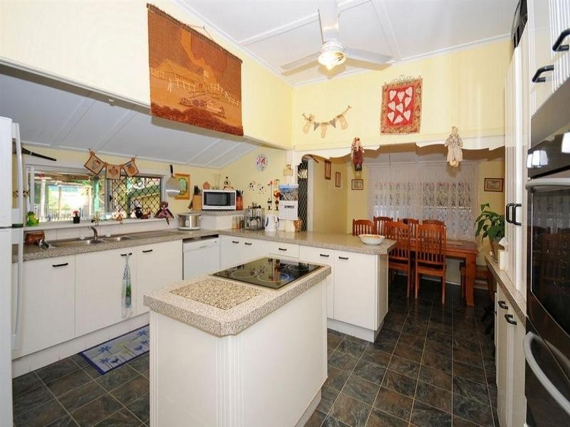 11 King Street, Urangan QLD 4655