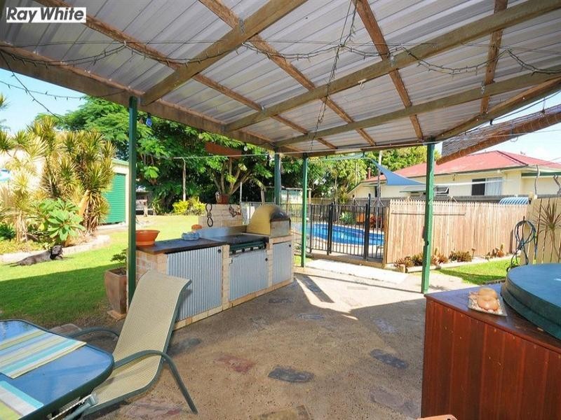 11 King Street, Urangan QLD 4655