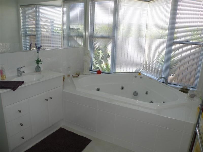 8 Bayley Court, Urraween QLD 4655