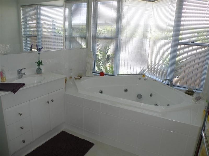 8 Bayley Court, Urraween QLD 4655