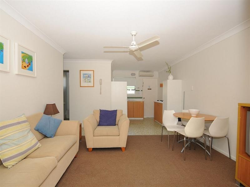 4/13 Ann Street, Torquay QLD 4655