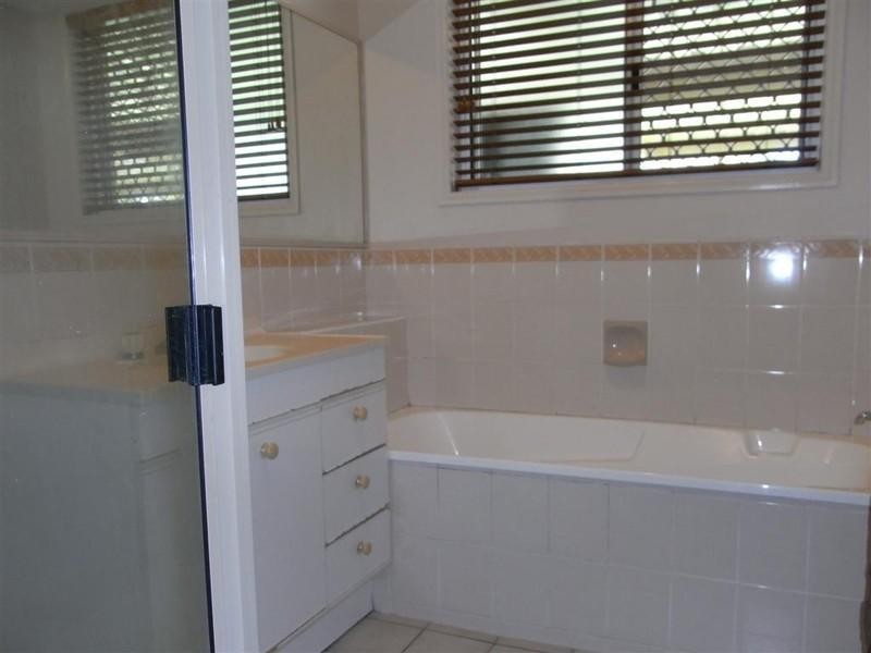 111 Limpus Street, Urangan QLD 4655