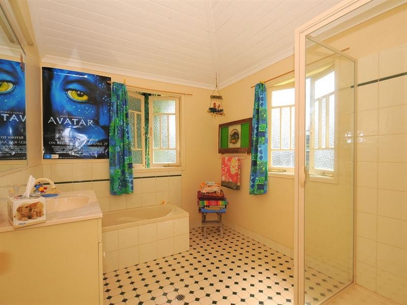 68 Moolyyir Street, Urangan QLD 4655