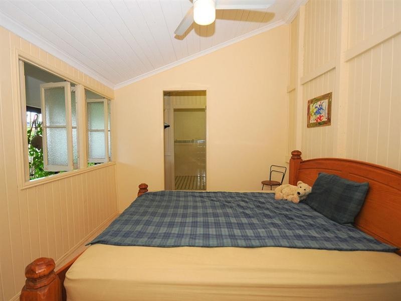 68 Moolyyir Street, Urangan QLD 4655