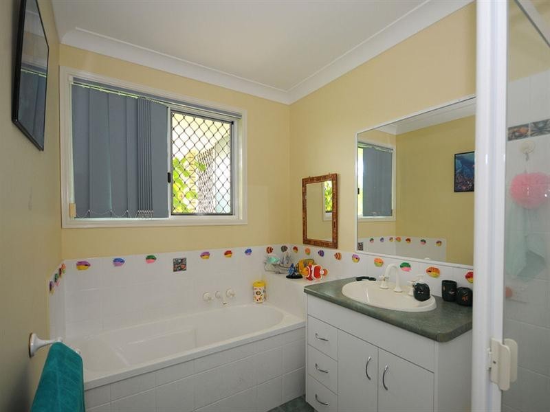 8 Adam Court, Urangan QLD 4655