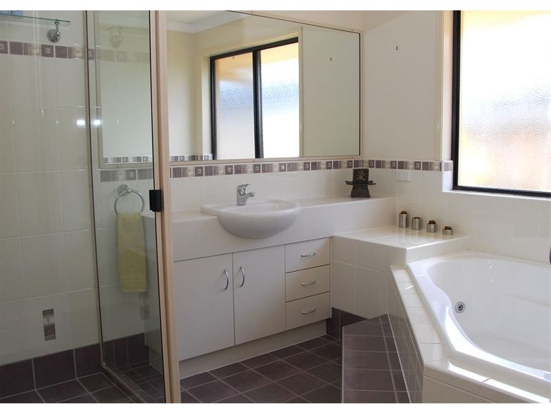 14 Murphy Street, Point Vernon QLD 4655