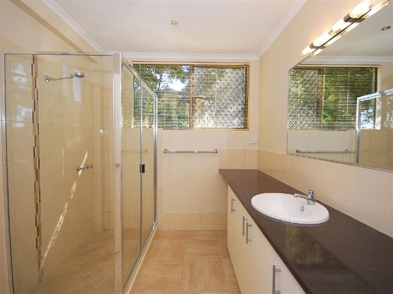 15 Flinders Street, Point Vernon QLD 4655