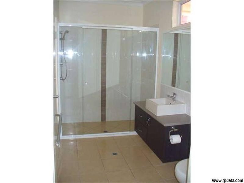 2/71 Elizabeth Street, Urangan QLD 4655