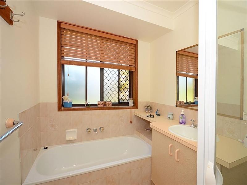 198 Elizabeth Street, Urangan QLD 4655