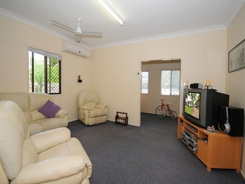 73 Dayman Street, Urangan QLD 4655