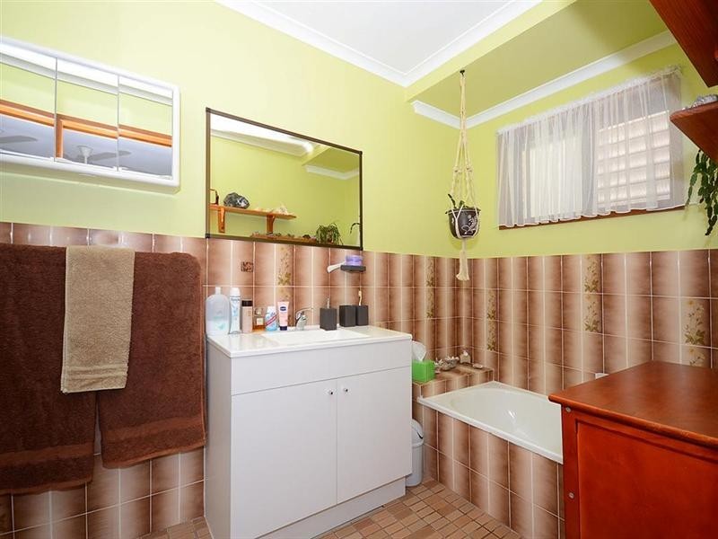 24 Vanda Street, Urangan QLD 4655