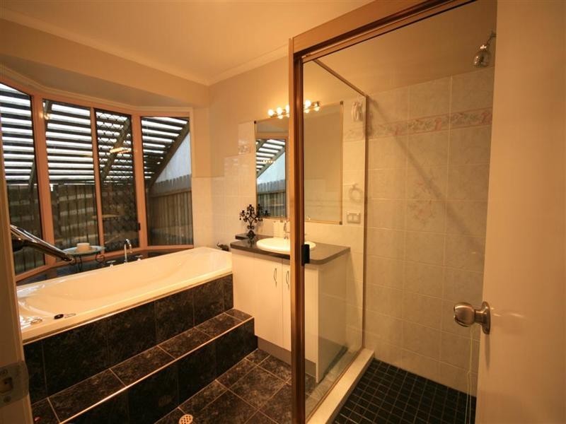 3 Coast Bay Close, Point Vernon QLD 4655