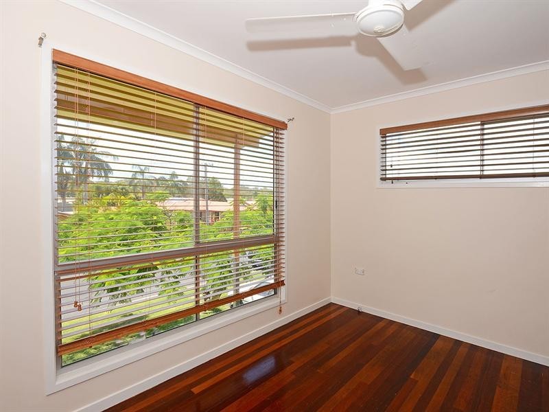 25 Limpus Street, Urangan QLD 4655