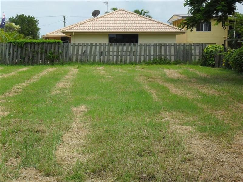 8 Edwin Street, Urangan QLD 4655