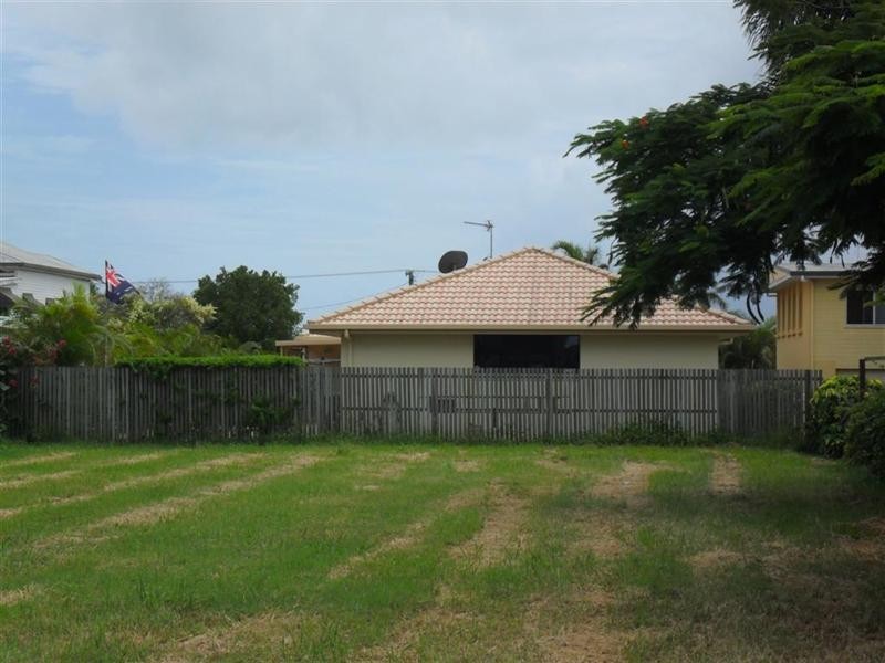 8 Edwin Street, Urangan QLD 4655