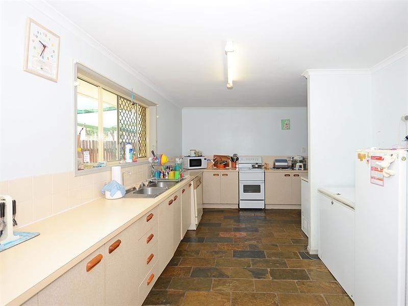 15 Debra Court, Urangan QLD 4655