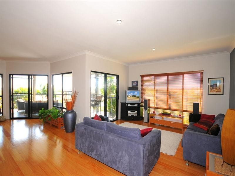 6 BAUNFIEND, Urraween QLD 4655