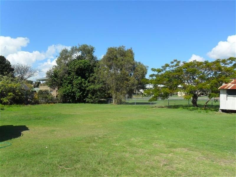 14 Pilot Street, Urangan QLD 4655