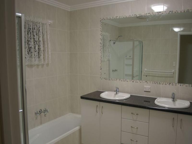 75 CUNNINGHAM Street, Urangan QLD 4655