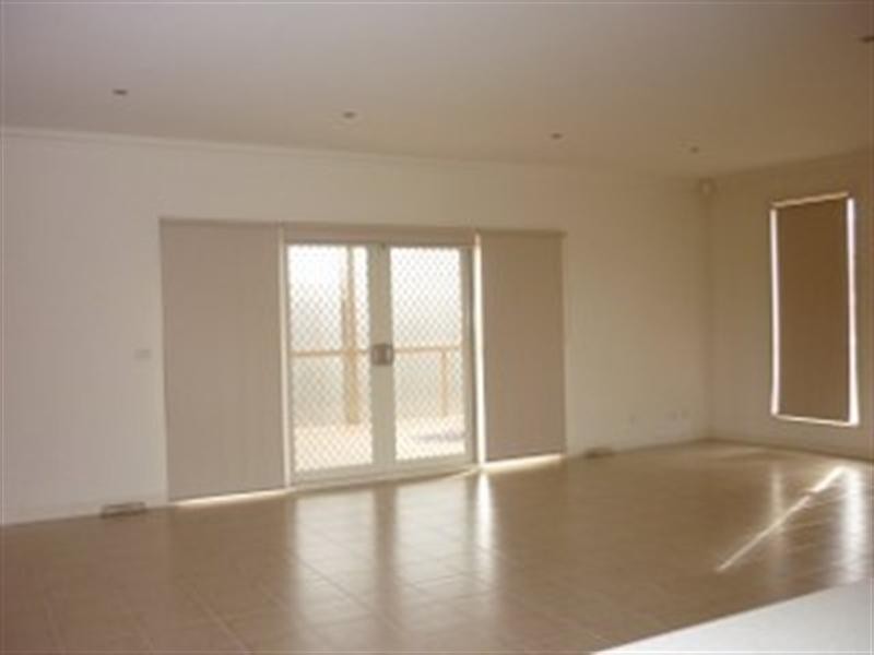 11 Lauderdale Drive, Craigieburn VIC 3064