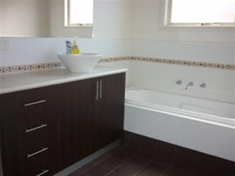 11 Lauderdale Drive, Craigieburn VIC 3064