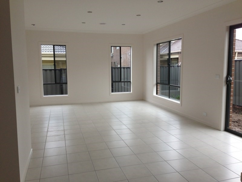 19 Oakgrove Drive, Craigieburn VIC 3064