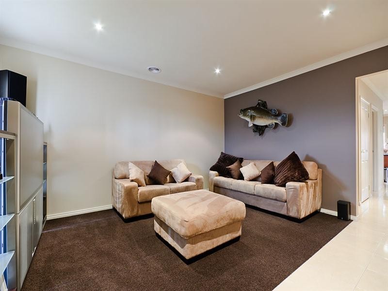 19 Swinburne Close, Craigieburn VIC 3064