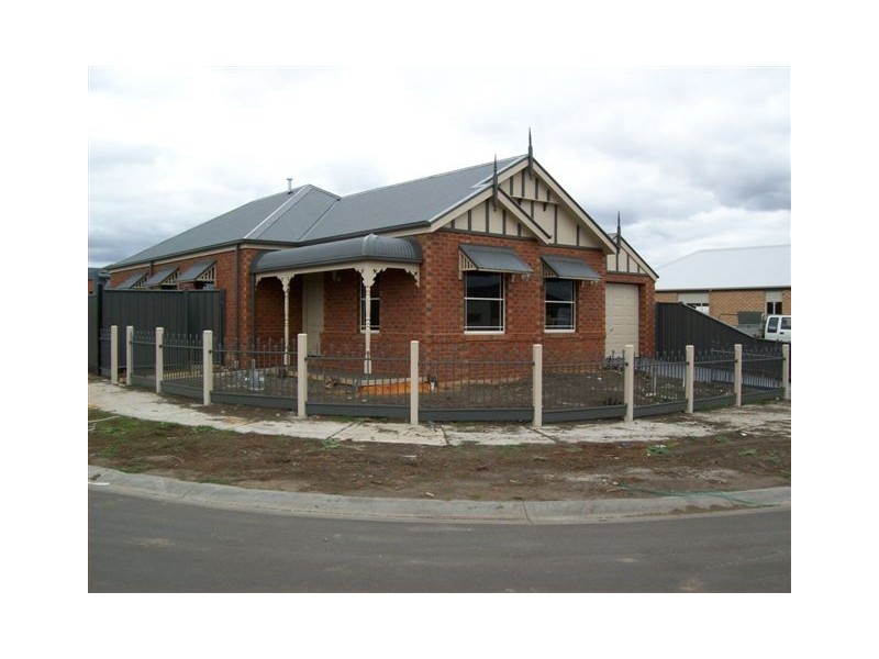 11 Gippsland Way, Craigieburn VIC 3064