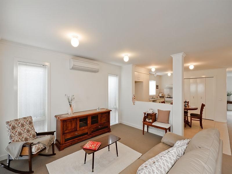 6 Harvest Walk, Roxburgh Park VIC 3064