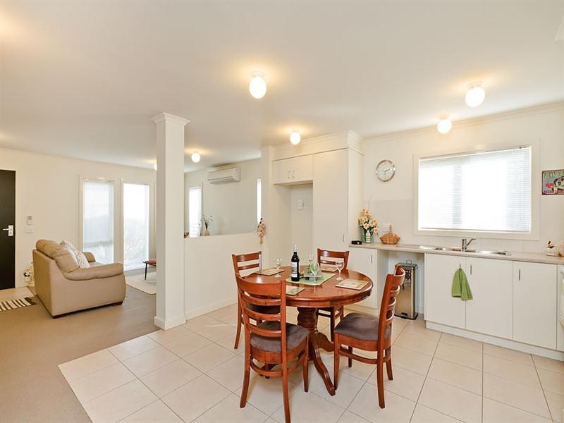 6 Harvest Walk, Roxburgh Park VIC 3064