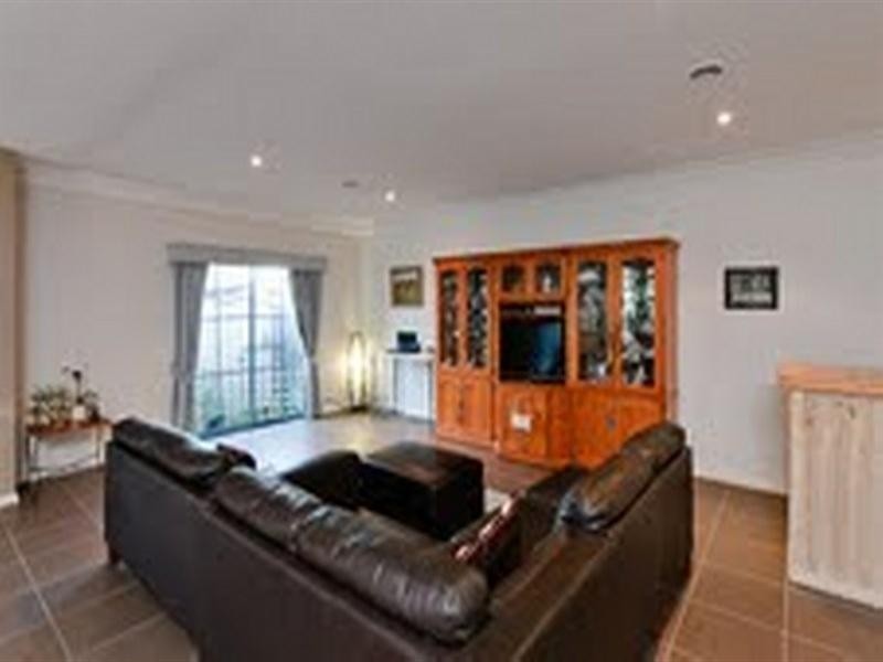 6 Sommeville Drive, Roxburgh Park VIC 3064