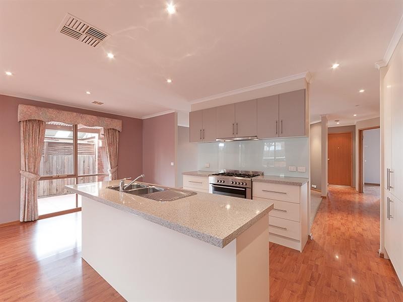 28 Yarcombe Crescent, Craigieburn VIC 3064