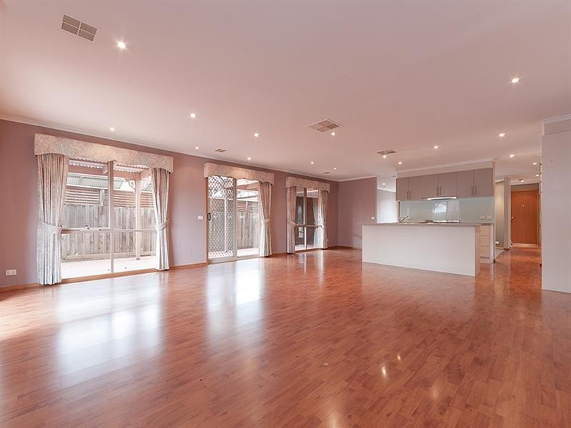 28 Yarcombe Crescent, Craigieburn VIC 3064