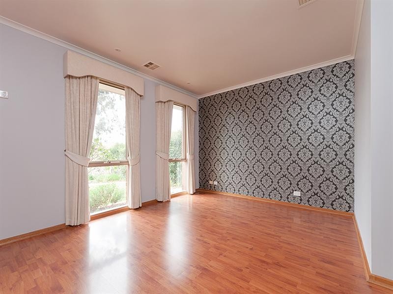 28 Yarcombe Crescent, Craigieburn VIC 3064