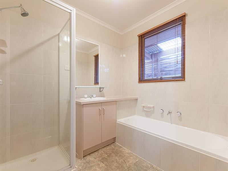 28 Yarcombe Crescent, Craigieburn VIC 3064
