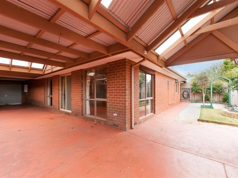 28 Yarcombe Crescent, Craigieburn VIC 3064