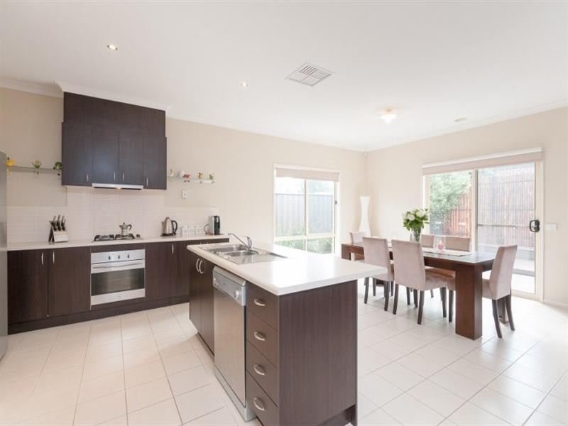 15 Cheltenham Close, Craigieburn VIC 3064