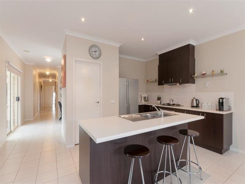 15 Cheltenham Close, Craigieburn VIC 3064