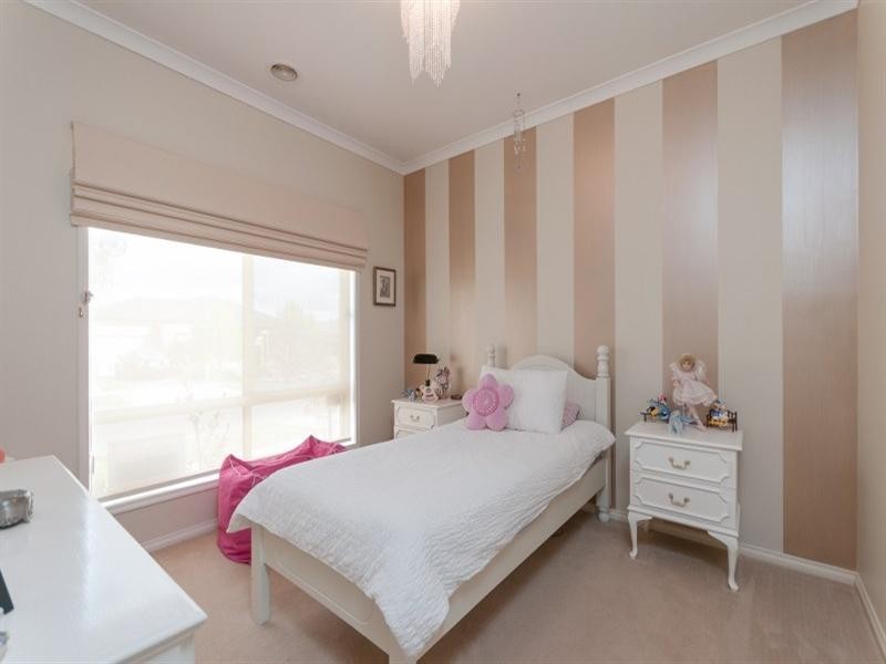 15 Cheltenham Close, Craigieburn VIC 3064