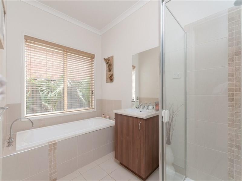 15 Cheltenham Close, Craigieburn VIC 3064