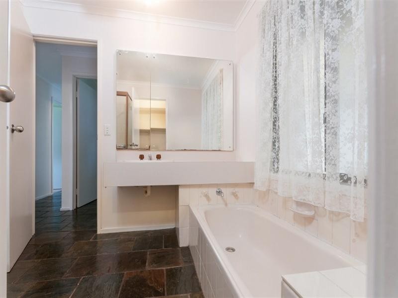 4 Axminster Drive, Craigieburn VIC 3064