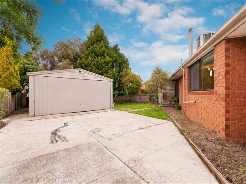 4 Axminster Drive, Craigieburn VIC 3064