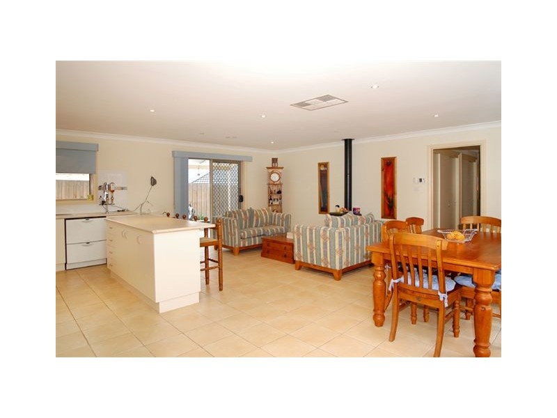 6 Bentley Avenue, Roxburgh Park VIC 3064