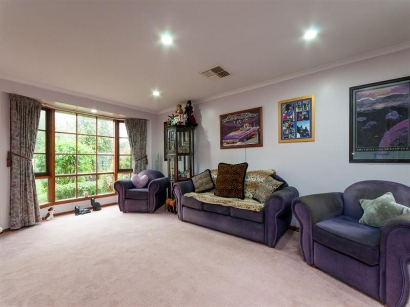 24 Axminster Drive, Craigieburn VIC 3064