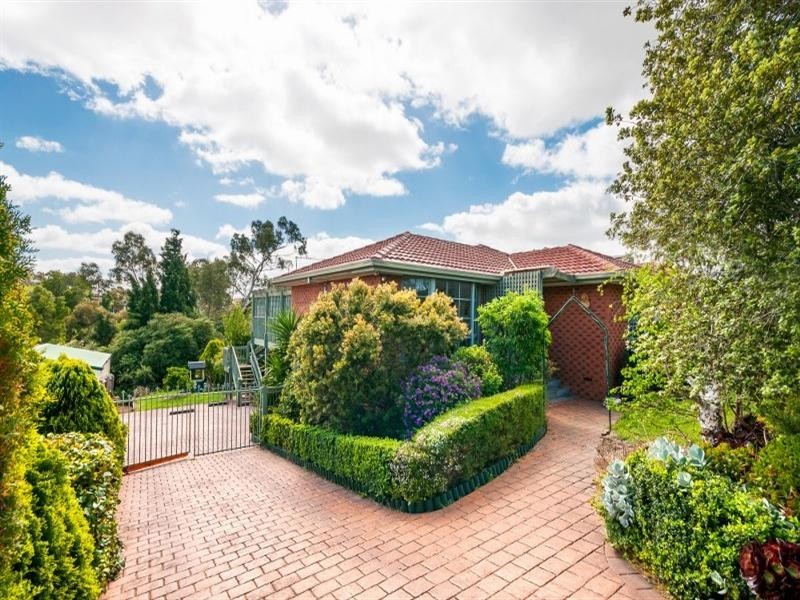24 Axminster Drive, Craigieburn VIC 3064