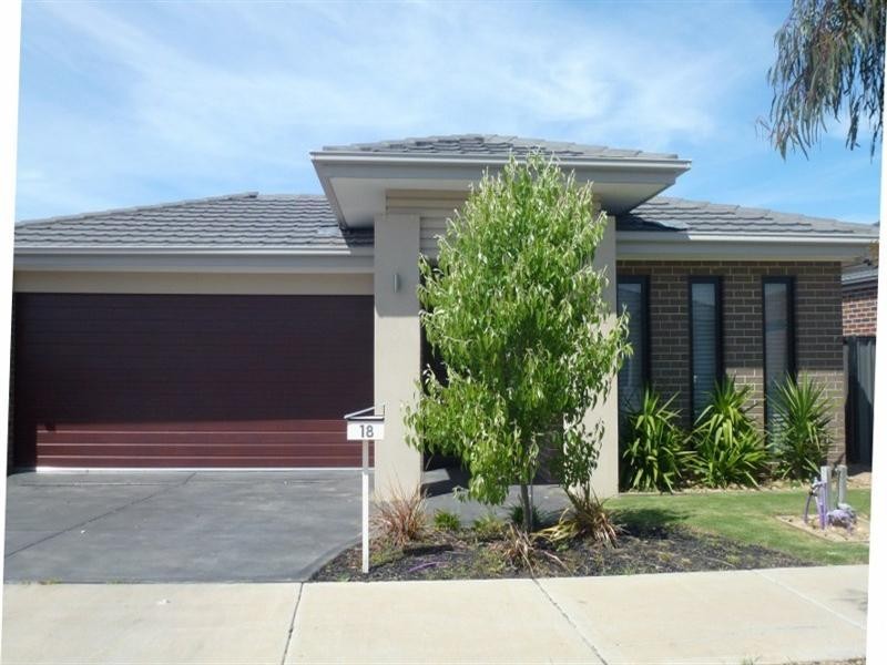 18 Oakgrove Drive, Craigieburn VIC 3064