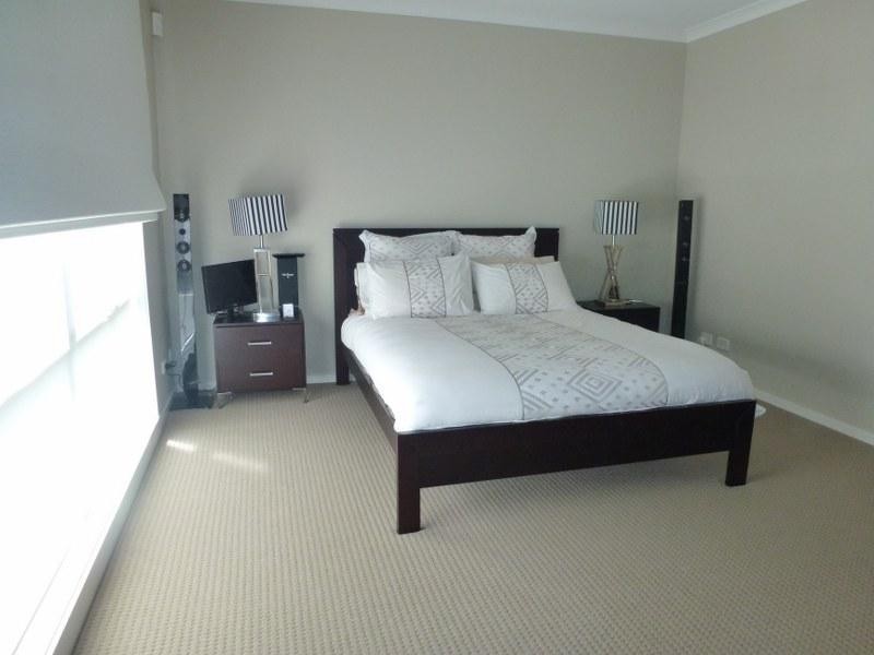 18 Oakgrove Drive, Craigieburn VIC 3064