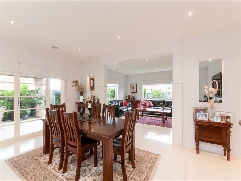 6 Cheltenham Close, Craigieburn VIC 3064