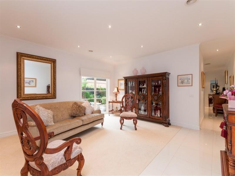 6 Cheltenham Close, Craigieburn VIC 3064